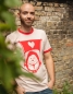 Mobile Preview: Igel Ingo mit Fahne der Liebe - Fair Wear Unisex T-Shirt - Rosa/Rot