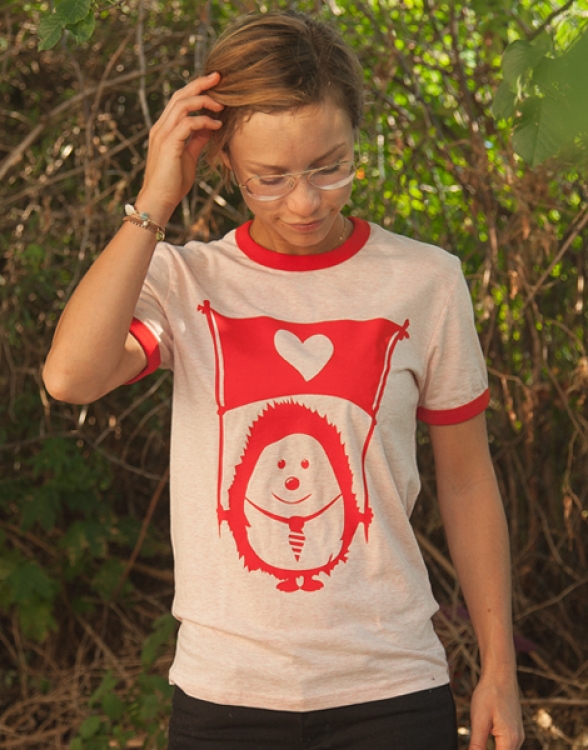 Igel Ingo mit Fahne der Liebe - Fair Wear Unisex T-Shirt - Rosa/Rot