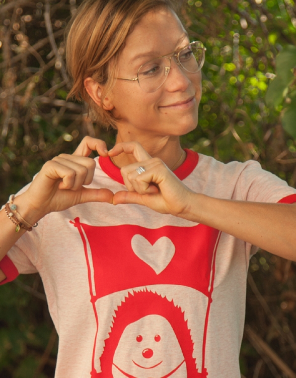 Igel Ingo mit Fahne der Liebe - Fair Wear Unisex T-Shirt - Rosa/Rot