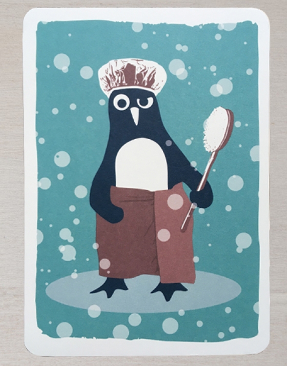 Pinguin Paule duscht - Postkarte - Blau