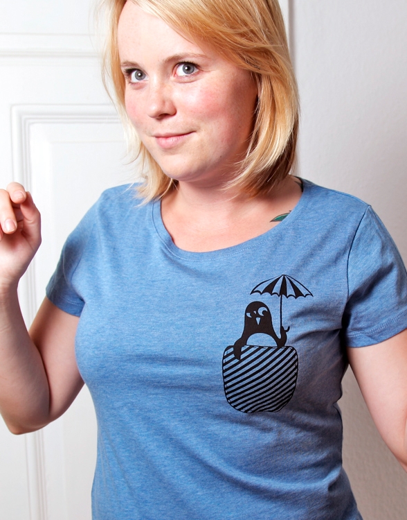 Pinguin Paul mit Regenschirm - Fair Wear Frauen T-Shirt - Mid Heather Blue
