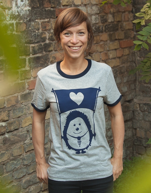 Ingel Ingo mit Fahne der Liebe - Fair Wear Unisex T-Shirt - Blau/Grau