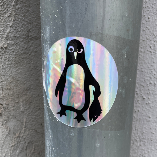 Preview: Pinguin Paul auf coolem Irisierend / Hologramm Sticker