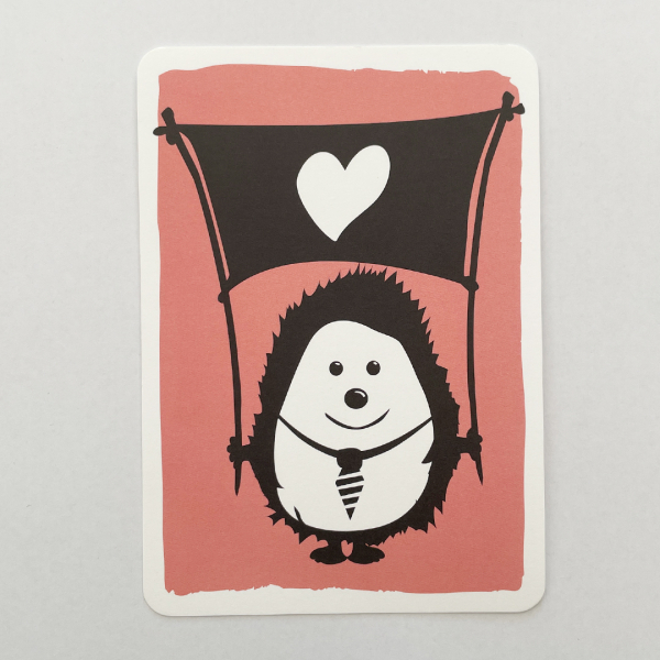päfjes - Igel Ingo & die Herzfahne - A6 Postkarte - Rosa